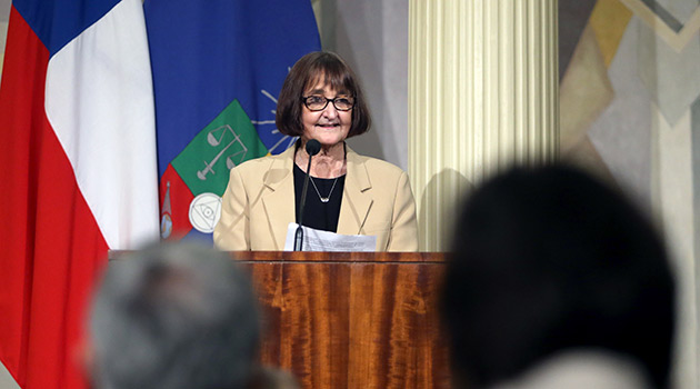 Rosa Devés fue electa como la primera rectora de la UChile