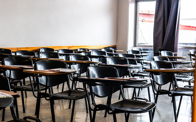 Personas ingresando a rendición prueba