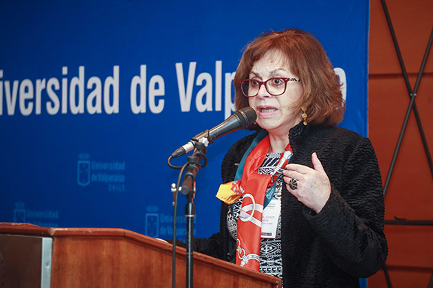 Directora del DEMRE Leonor Varas durante el encuentro organizado por la UV.
