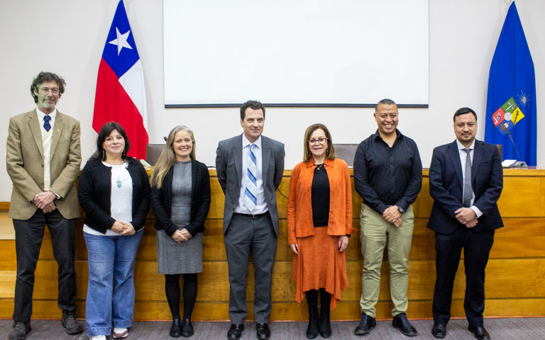 Integrantes del comité técnico internacional junto al vicerrector académico de la Universidad de Chile, Claudio Pastenes, y la directora del DEMRE, Leonor Varas.