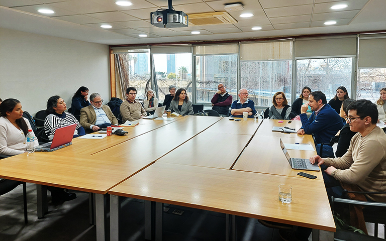 Integrantes del comité técnico internacional junto al vicerrector académico de la Universidad de Chile, Claudio Pastenes, y la directora del DEMRE, Leonor Varas.