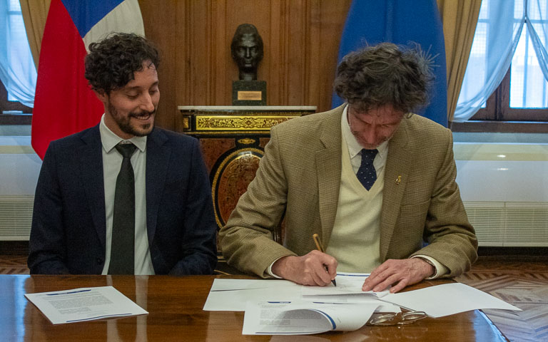 La firma del convenio estuvo a cargo de Rubens Campos de Lacerda Júnior por parte del INEP y Claudio Pastenes por la Universidad de Chile. 