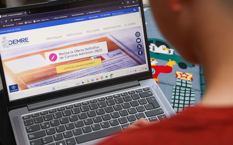 Estudiante revisando nuevo sitio web DEMRE