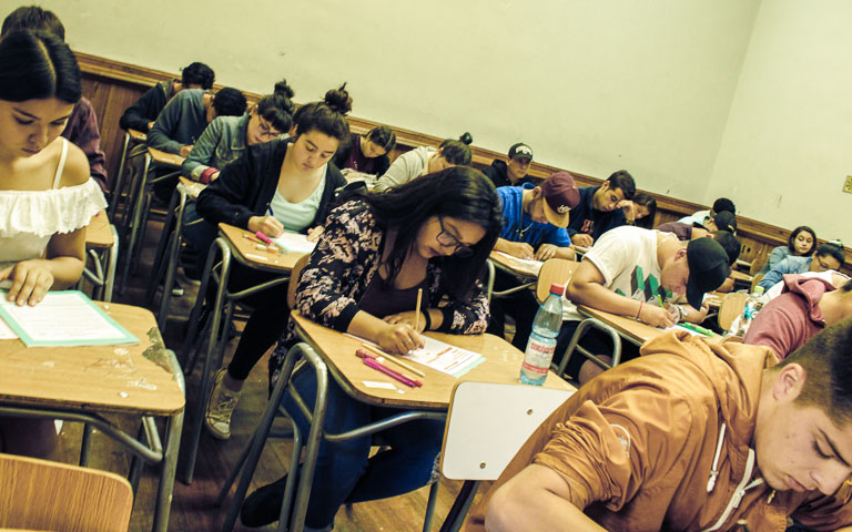 Postulantes rindiendo las pruebas