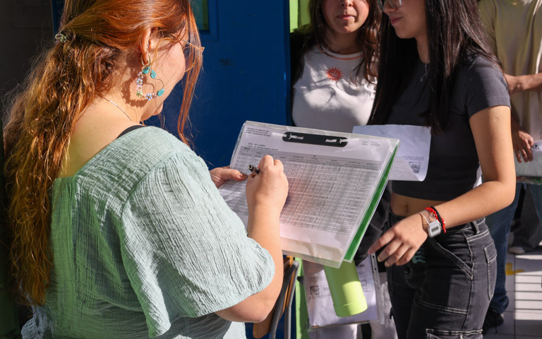 Sala de rendición PAES Regular con folletos