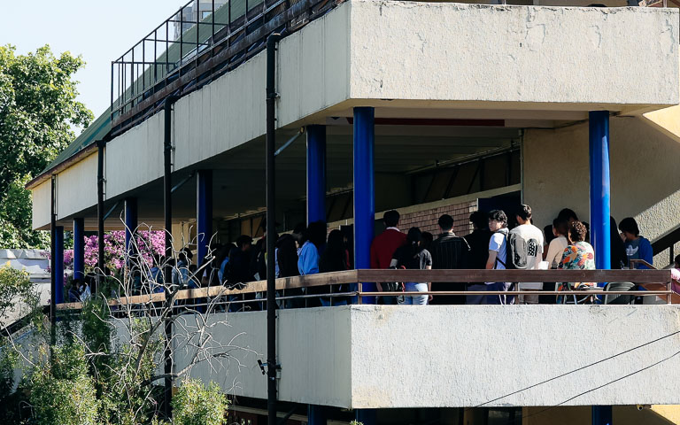 Estudiantes esperando el ingreso a la sala para la rendición de la PAES