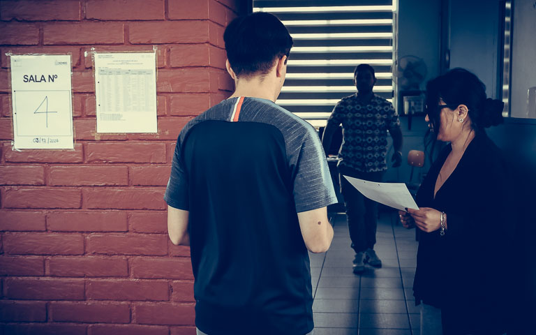 Postulante ingresando a sala de rendición PAES