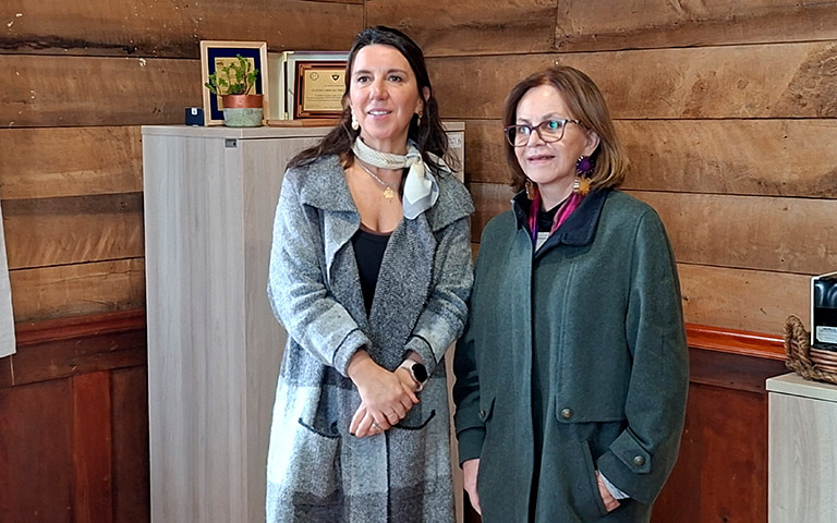 La directora del SLEP Llanquihue Claudia Trillo y la directora del DEMRE de la Universidad de Chile Leonor Varas.