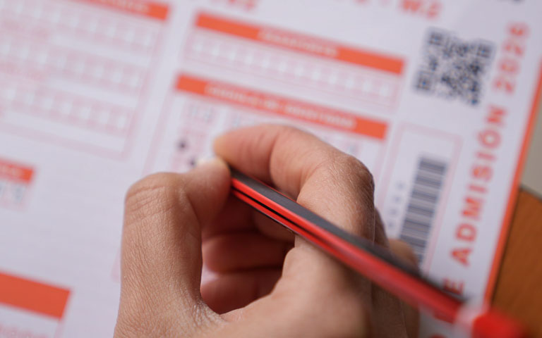 Postulante complentando hoja de respuesta PAES de Invierno 2025