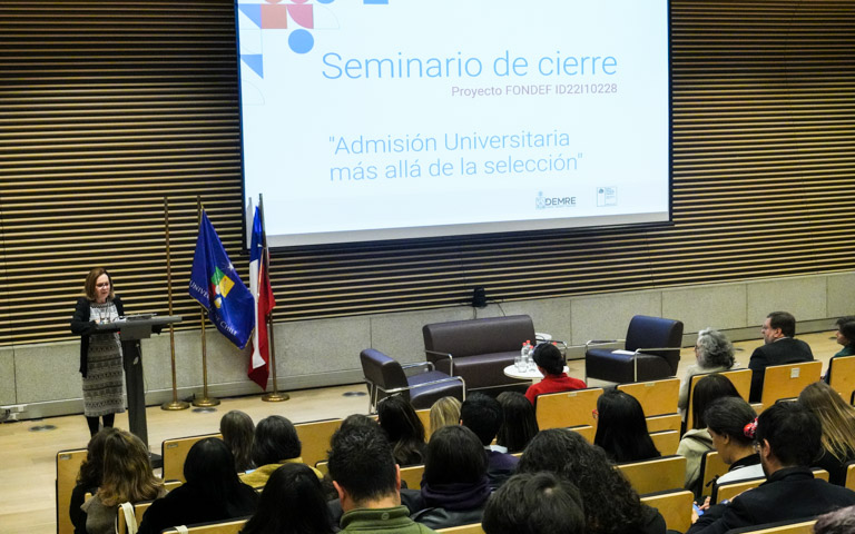 Directora del DEMRE expone en ceremonia de cierre de proyecto fondef Admisión universitaria más allá de la selección
