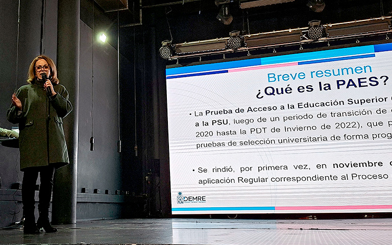 Leonor Varas, directora del DEMRE durante charla en Colina.