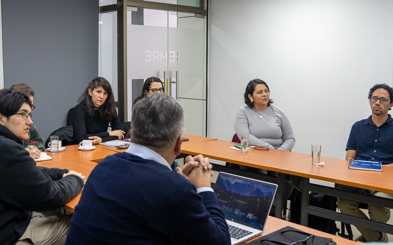 Equipo del INEP de Brasil, encabezado por Patricia Vieira, escucha atento sobre la labor que desarrolla el DEMRE en sus distintos procesos.