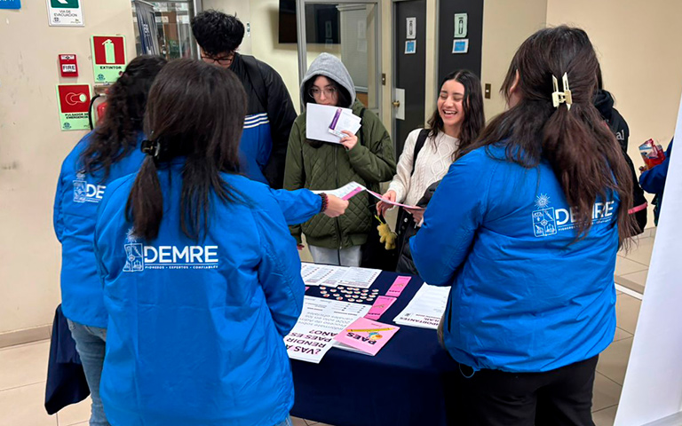 Personal del DEMRE entregando información a participantes de la simulación aplicada en la UFRO.