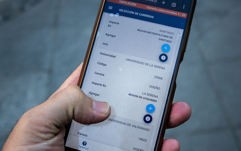 Plataforma del simulador de postulaciones en la pantalla de un teléfono móvil.