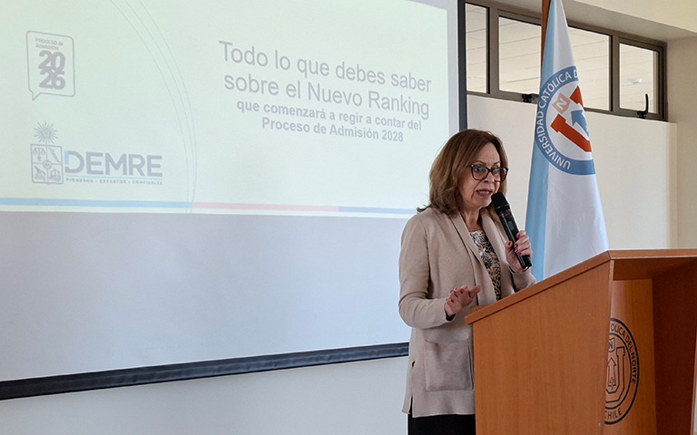 Leonor Varas, directora del DEMRE, durante la charla dictada en la UCN Coquimbo sobre el Nuevo Ranking.