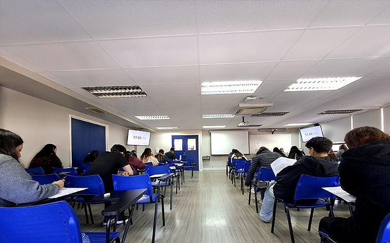 Estudiantes dentro de una sala rindiendo el ENENF