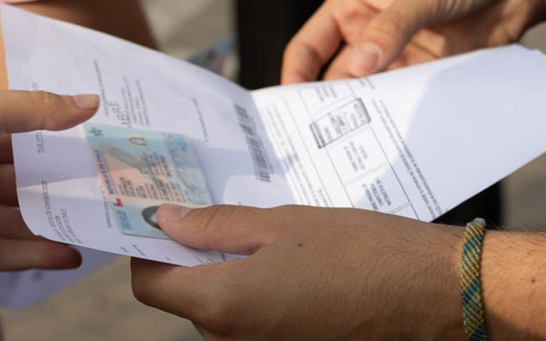 Tarjeta de Identificación en manos de un postulante.