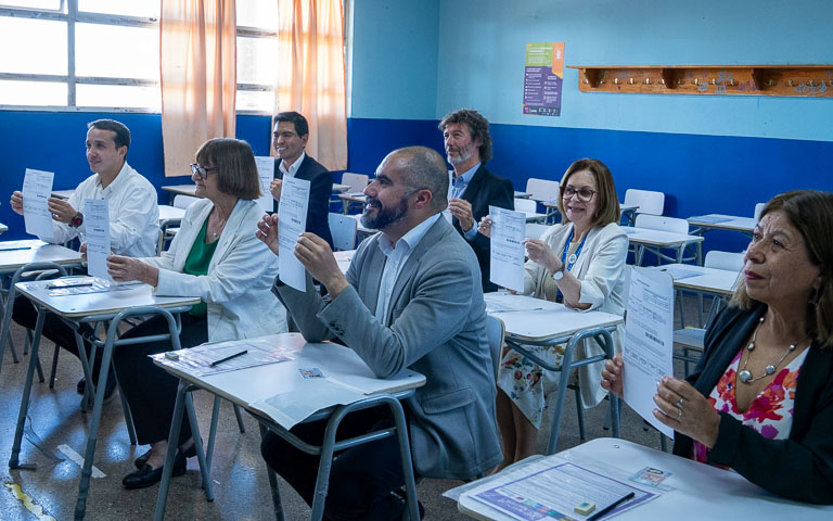 Autoridades muestran tarjeta de rendición para la PAES Regular.