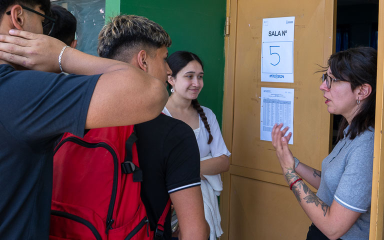 Participantes y examinadoras durante el reconocimiento de salas efectuado al mediodía del lunes 1 de diciembre.