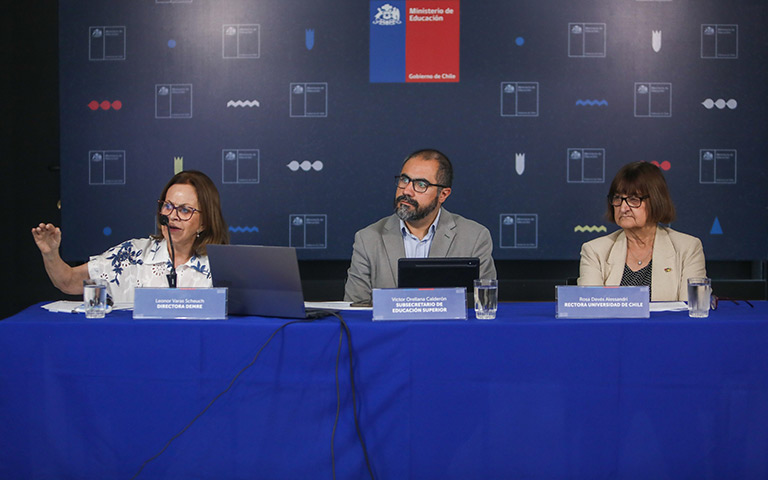 Leonor Varas, directora del DEMRE, Víctor Orellana, subsecretario de Educación Superior, y Rosa Devés, Rectora de la Universidad de Chile durante la conferencia de prensa de entrega de resultados de selección.