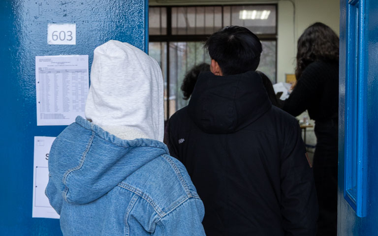 Postulantes ingresan a sala de rendición de PAES de Invierno