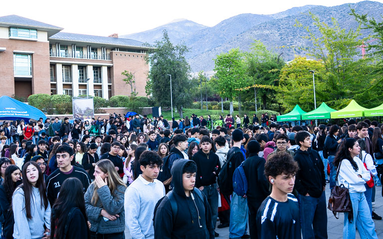 Campus de UAndes fue sede de simulación PAES con convocatoria de más de 1600 estudiantes.