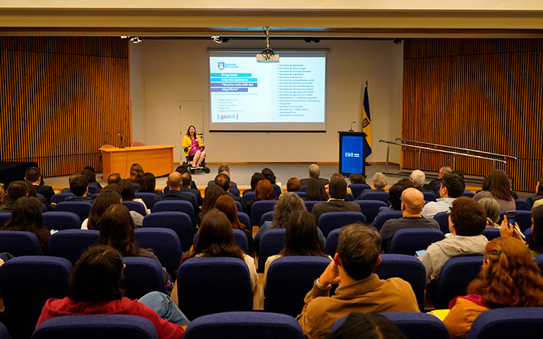 Alejandra Maldonado Trapp presentó  Ruta [genIA 2026], iniciativa que busca incorporar la IA generativa en docencia, durante la actividad realizada en Auditorio de la Facultad de Humanidades y Arte de la U. de Concepción.