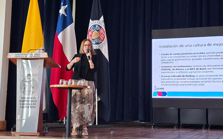 Leonor Varas durante charla en la PUCV.