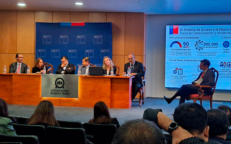 Panel integrado por Raúl Figueroa, Leonor Varas, directora del DEMRE, Cristhian Mellado, rectora de la UCSC, Carlos González, rector de la UPLA, Fernanda Valdés, subsecretaria de Educación Superior y Claudio Ruff, rectora de la U. Bernardo O'Higgins.  En la moderación, Mauricio Cornejo, jefe de la División de Información y Acceso de la Subsecretaría de Educación Superior.