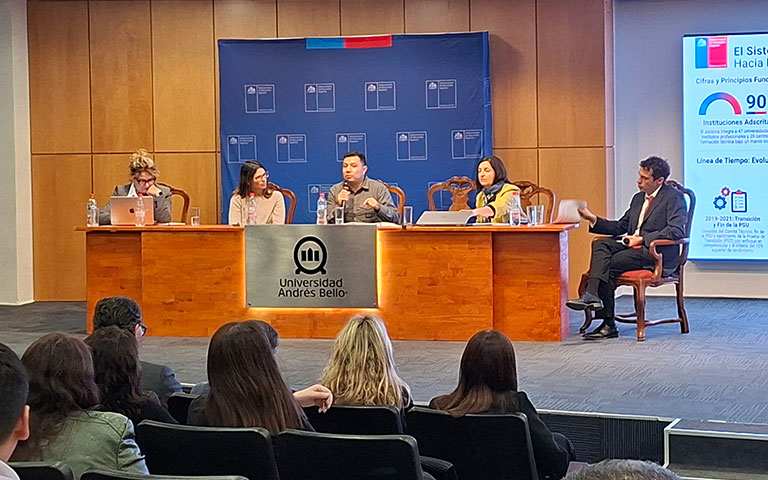 Marcela Momberg, rectora UCT, Sylvia Eyzaguirre, investigadora CEP, Marco Iraola, Coordinador Ejecutivo del Programa PACE de la USACH, Claudia Peirano, rectora UST y Mauricio Cornejo.