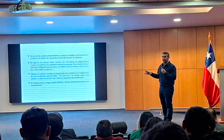 Eduardo Alarcón, profesional del Área de Análisis y Gestión de Datos del DEMRE.