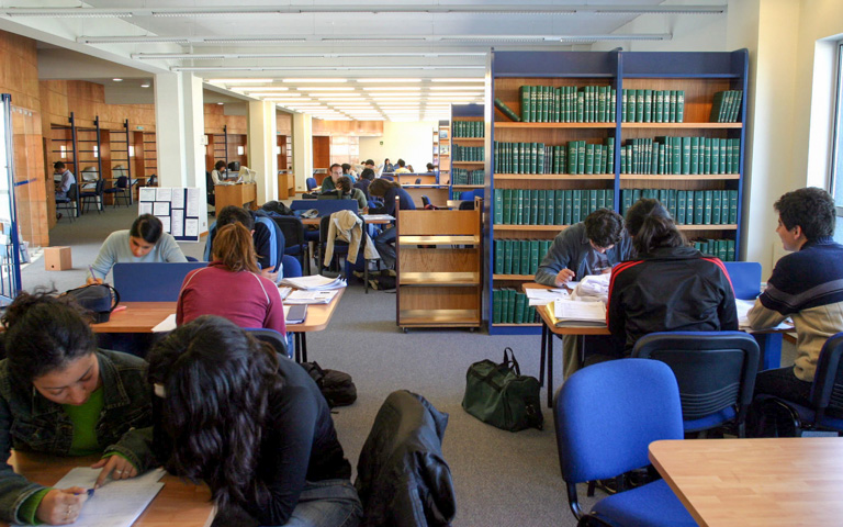 Estudiantes universitarios en biblioteca