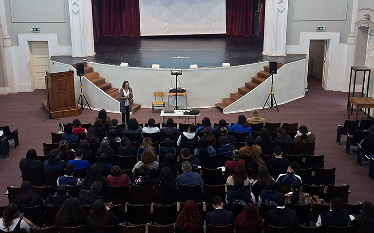 Directora del DEMRE durante charla con estudiantes de 4º Medio en el teatro Jorge Peña Hen.