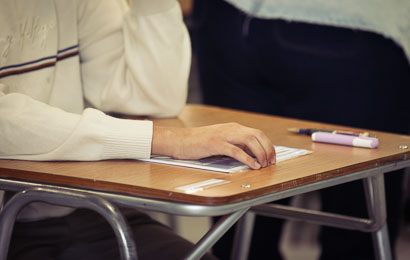 Postulante durante la rendición de la PAES sentado en su puesto.