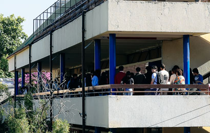 Postulantes en local de rendición esperan ingresar a su sala.