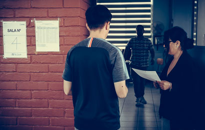 Postulante ingresando a sala de rendición de PAES Regular