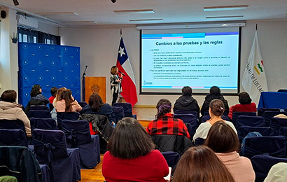 Charla informativa efectuada por la directora del DEMRE, Leonor Varas, a representantes de establecimientos de la comuna de Santiago.