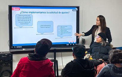 Profesional del DEMRE, Natalia Muñoz, entregando información sobre ajustes de pruebas a personas en situación de discapacidad.