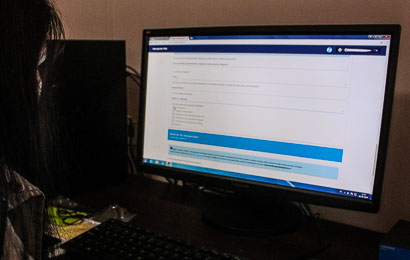 Estudiante inscribiéndose para la PAES Regular