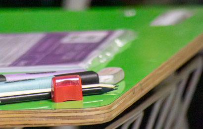 Mesa de local de rendición con folleto, lapiz y goma