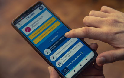 Persona revisando contenidos del sitio web DEMRE en un dispositivo móvil