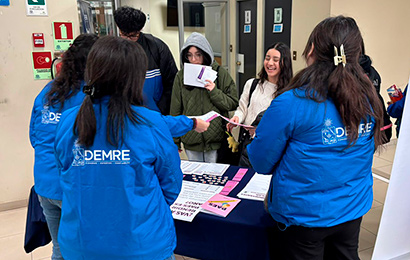 Personal del DEMRE entregando información a participantes de la simulación aplicada en la UFRO.