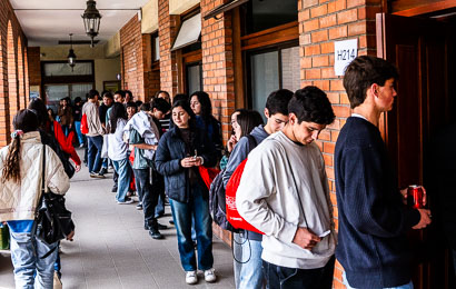 Estudiantes de colegios de Santiago ingresando a las salas de rendición de Simulación PAES.