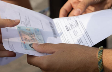 Tarjeta de Identificación en manos de un postulante.