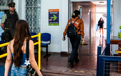 Participantes ingresando a local de rendición PAES Regular