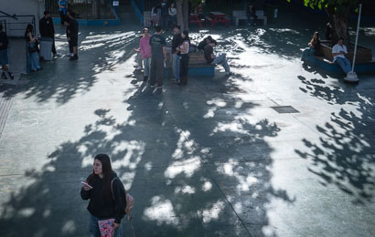 Patio de establecimiento educacional previo a rendición de PAES Regular