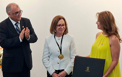 Directora del DEMRE, Leonor Varas, recibiendo la Medalla Rectoral de la U. de Tarapacá.
