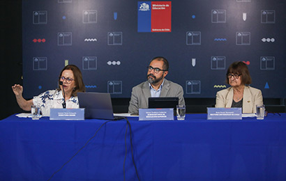 Leonor Varas, directora del DEMRE, Víctor Orellana, subsecretario de Educación Superior, y Rosa Devés, Rectora de la Universidad de Chile durante la conferencia de prensa de entrega de resultados de selección.