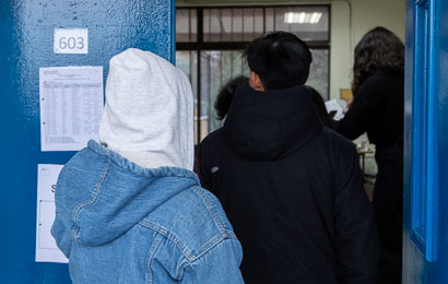 Postulantes ingresan a sala de rendición PAES de Invierno.