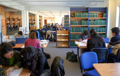 Estudiantes universitarios en biblioteca